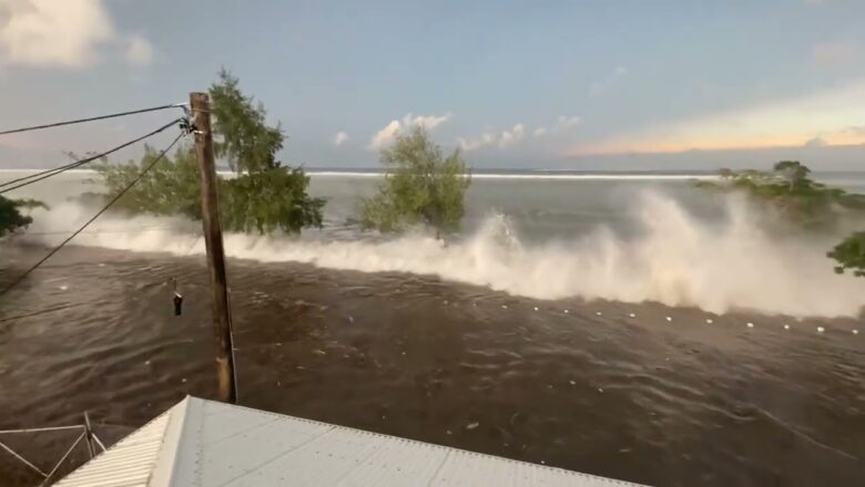 Watch moment Tonga was hit by tsunami after volcanic eruption