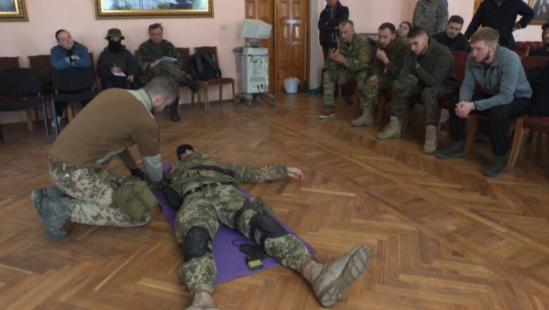 Ukrainian paramedics training civilians with life-saving skills