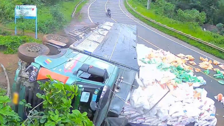 Truck With Heavy Load Flips I Viral Videos Of The Week