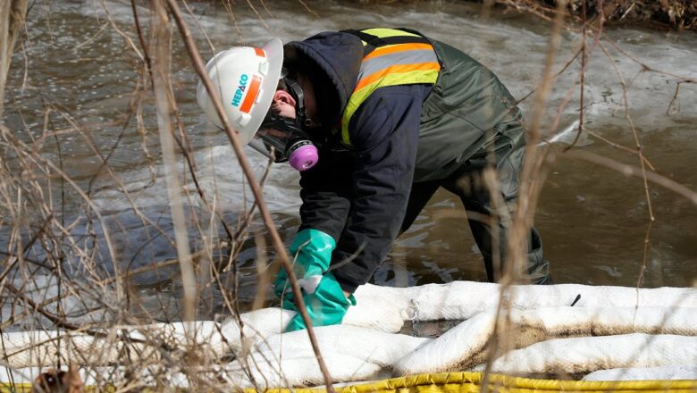 FEMA mobilizing team to deploy federal resources in East Palestine | Ohio train derailment