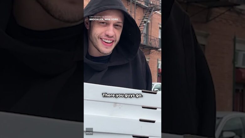 Pete Davidson delivers pizzas to striking Hollywood writers in Brooklyn #Shorts