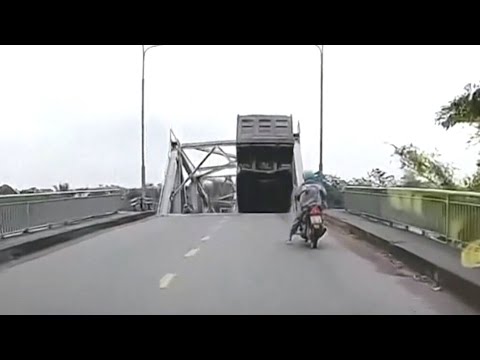 WARNING | Dashcam video shows the moment a bridge collapsed in Vietnam