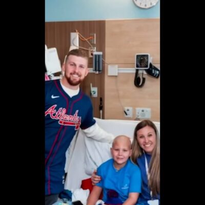 Braves players deliver presents to young patients #Shorts