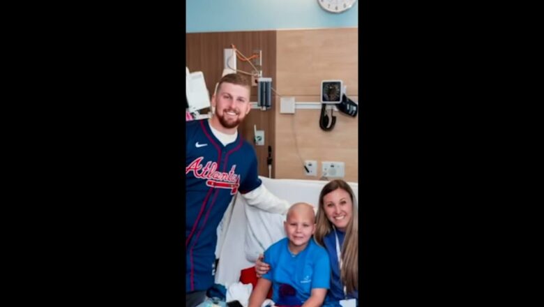 Braves players deliver presents to young patients #Shorts