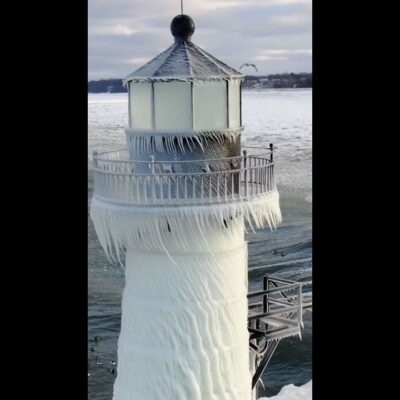 Video shows icicles form on Lake Michigan lighthouse #Shorts