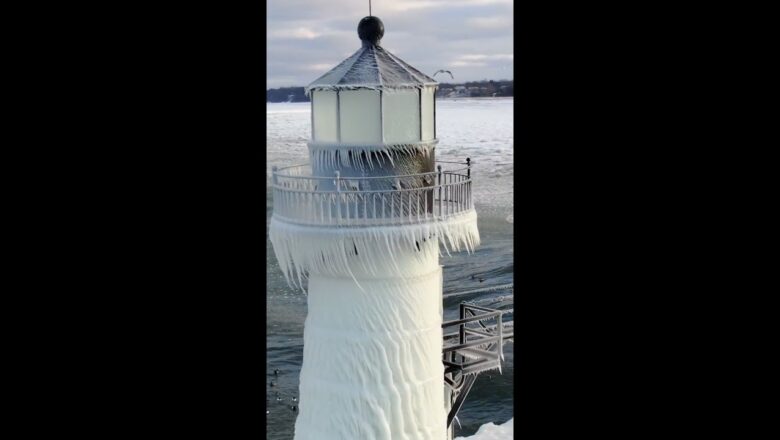 Video shows icicles form on Lake Michigan lighthouse #Shorts