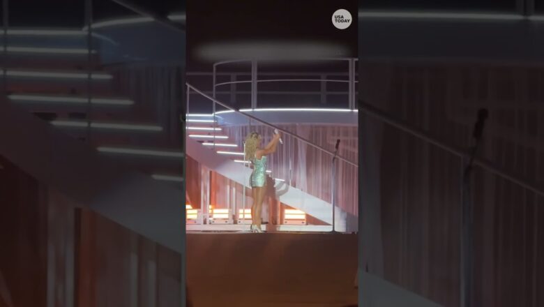 See Sabrina Carpenter fans cheer when The Chicks join her on stage at Austin City Limits