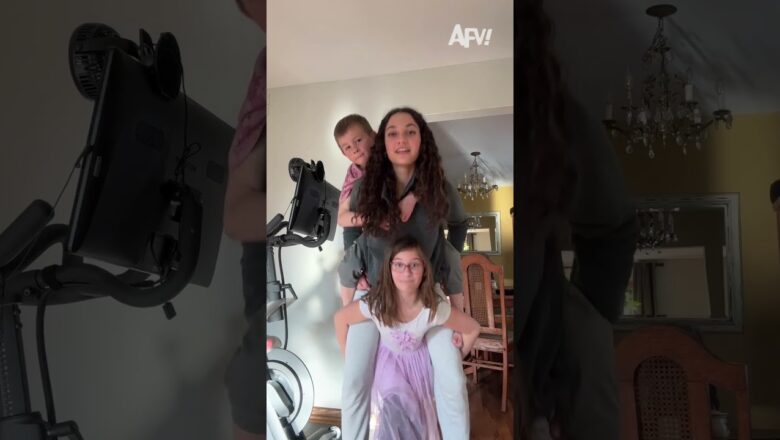 Sister shows her (lack of) strength 😂